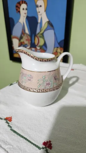 Leiteira de porcelana com detalhes florais