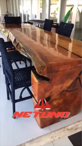 Mesa e móveis de madeira rústica para sala de jantar e espaços Goumet 