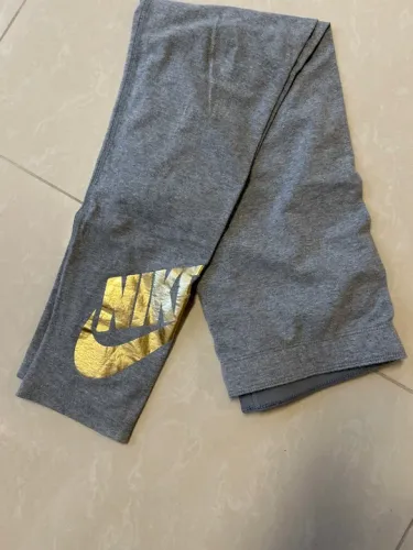 Calça Legging Nike GG Cinza com Detalhe Dourado