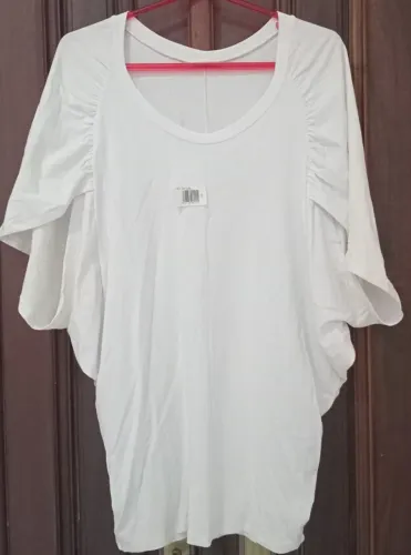NOVA COM LEVE AMARELADO Blusa em viscose feminina manga drapeada recorte triângulo Branca 