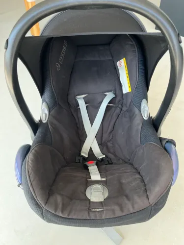 Bebê conforto com Izo fix maxi-cozi