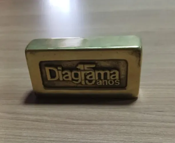Peso de papel em bronze no formato de barra comemorativo