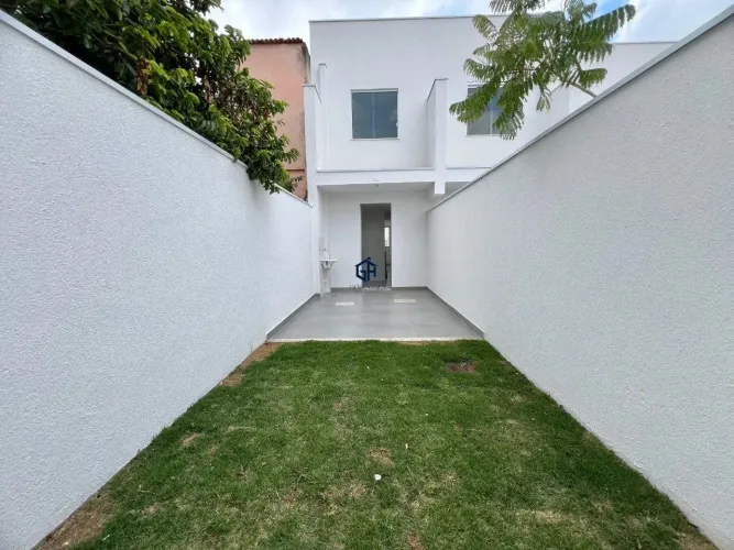 CASA GEMINADA 02 QUARTOS 02 VAGAS NO JARDIM LEBLON