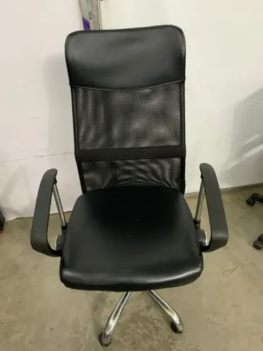 Cadeira de Escritório Presidente Giratória Preta PRE-004.