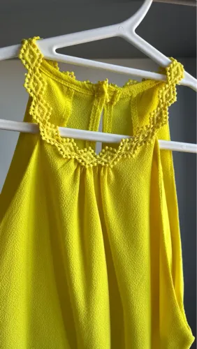 Blusa amarela detalhe na gola