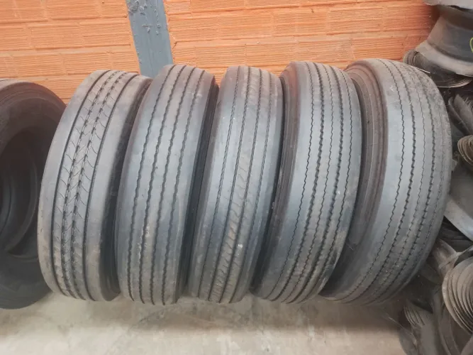 Vende-se pneus usados na medida 275/80R22. 5