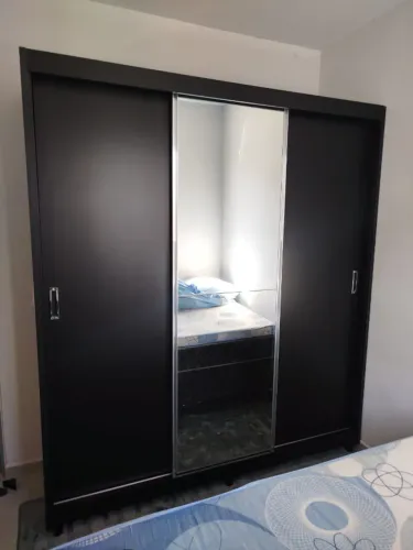 Guarda Roupa de Casal com Espelho e Pés de Madeira - Já entrega e Monta