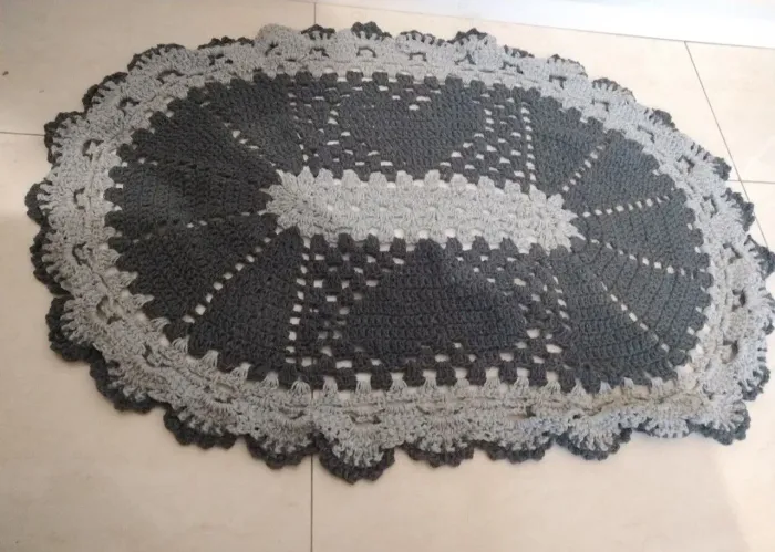 Tapete de Crochê Oval Cinza e Grafite