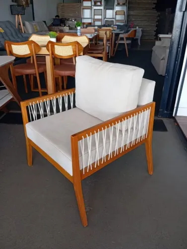 Poltrona de design com detalhes em corda