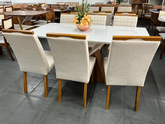 Mesa nova a pronta entrega com cadeiras de madeira 