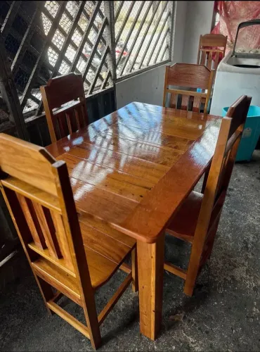 Mesa de Jantar de Madeira Maciça com 4 Cadeiras