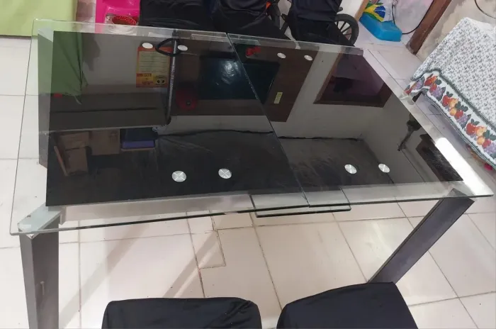 Mesa de vidro com estrutura de ferro