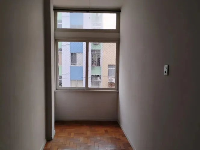 Correia Dutra frente espaçoso quarto e sala com dependência no Flamengo - Rio de Janeiro -