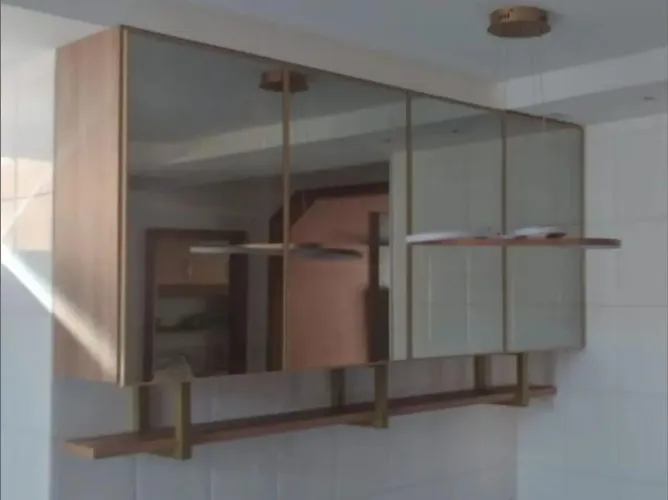 Cristaleira aérea em MDF cinza com portas em perfil.