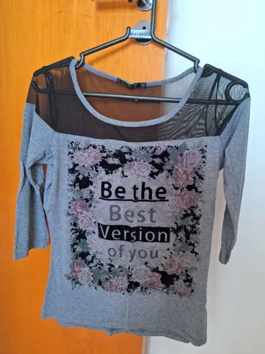 Blusa cinza com detalhe em tela e frase inspiradora