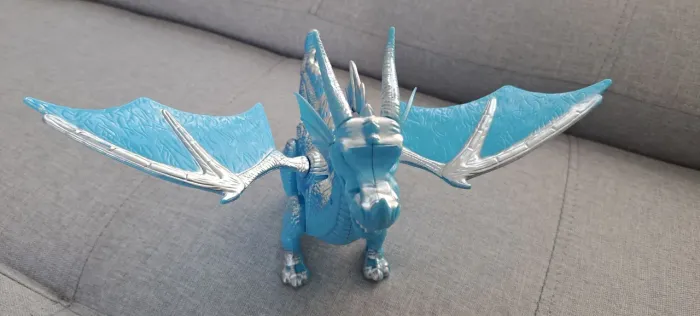 Dragão de brinquedo com som e articulado