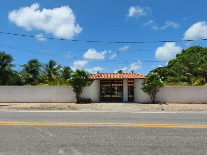 Sítio para venda tem 3.360m2 (40,0 X 84,0) com uma excelente casa na Praia do Batoque em A
