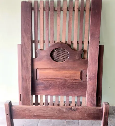 Cama de Madeira Maciça