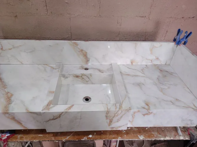 Laboratório esculpido em porcelanato 
