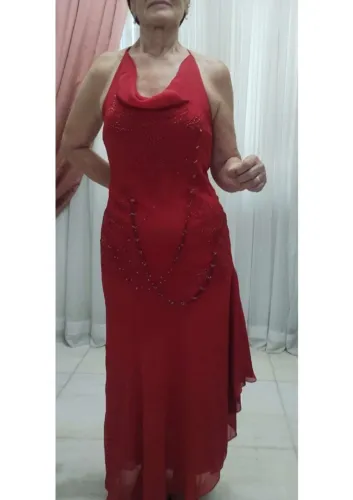 Lindo vestido em voil vermelho com design moderno e detalhes delicados e bordados que val