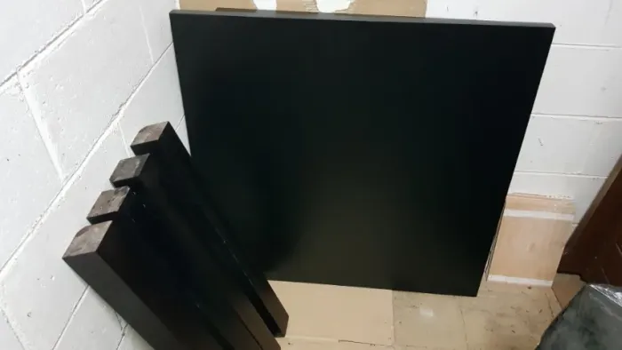 CONJUNTO  MESA MADEIRA MACIÇA PRETA QUADRADA E 4 CADEIRAS ESTOFADAS ÓTIMO ESTADO