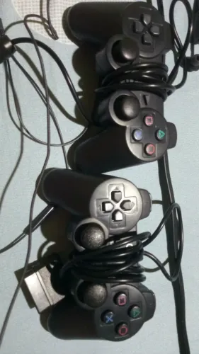 Dois controles ps2  mais um adaptador pra jogar no celular ,aceito oferta 