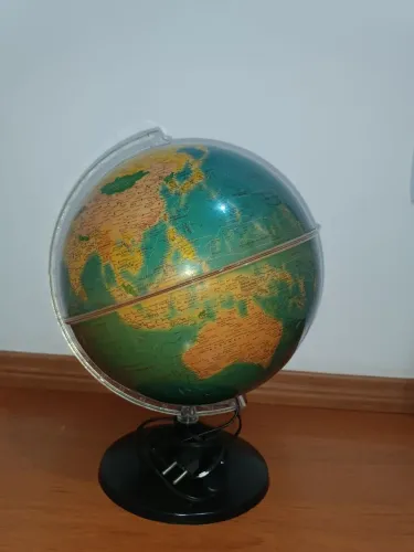 Globo Terrestre com Iluminação Interna