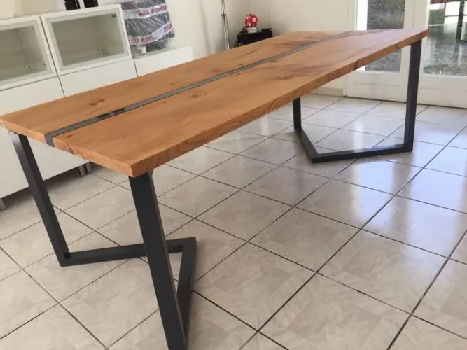 Mesa de Jantar Rústica com Detalhe em Aço