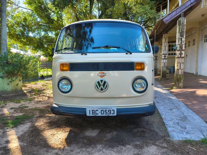 Kombi furgão bege 1986 restaurada tema anos 80. Impecável.