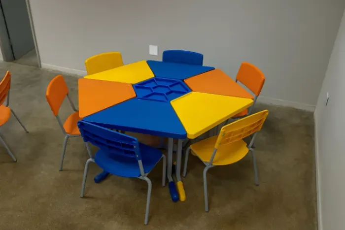 CONJUNTO ESCOLAR MESA E CADEIRAS INFANTIL SEXTAVADO 
