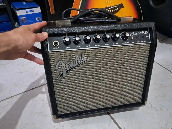 Fender Champion 20 com vários efeitos e amps