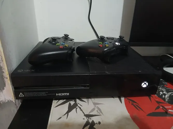 Xbox One Fat 1TB + 2 Controles Original (Pouquíssimo tempo de uso)