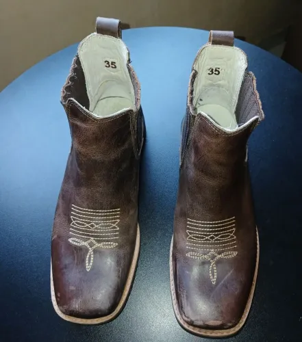 Vende-se está bota número 35