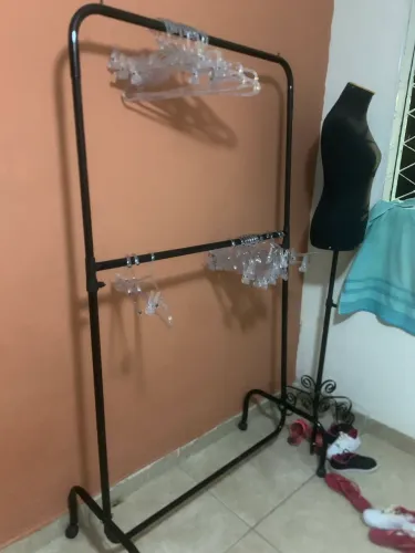 Vendo arara e manequim busto e cabides