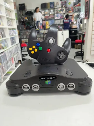 CONSOLE NINTENDO 64 PRETO + CONTROLE PRETO SEMINOVO - N64