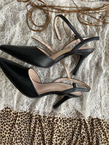 Sapato Scarpin preto bico fino