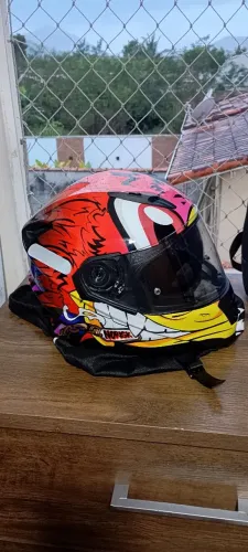 (Vendo um capacete) não me adaptar