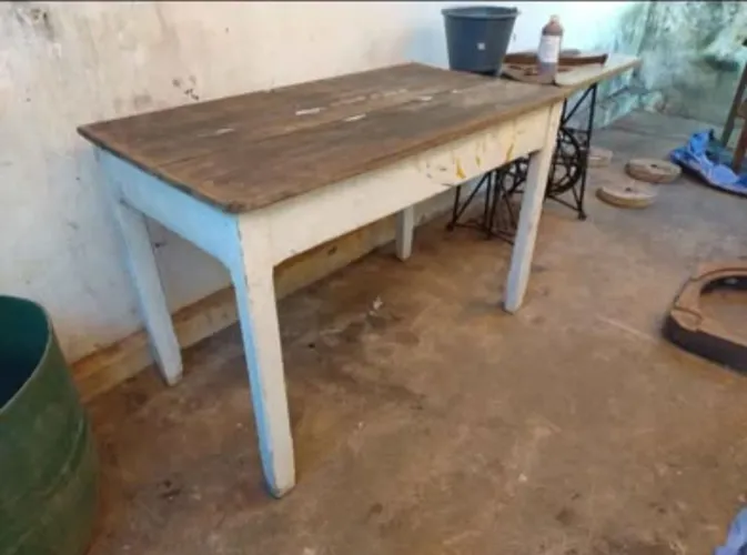 Mesa rústica de madeira maciça, barata.