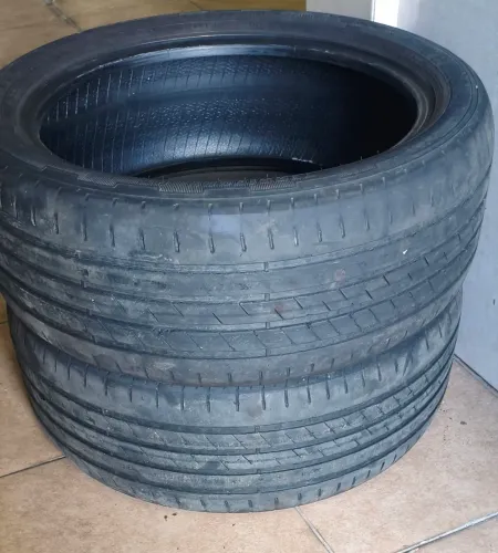 Vende-se ou troca pneus aro 235/45/19 em 205/55/16
