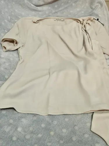 Blusa Manga Curta Decote Degagê em Crepe Aveia Tessalia