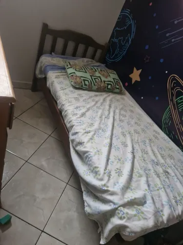 Cama de madeira maciça