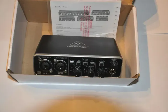 Interface de Áudio Behringer UMC202 HD