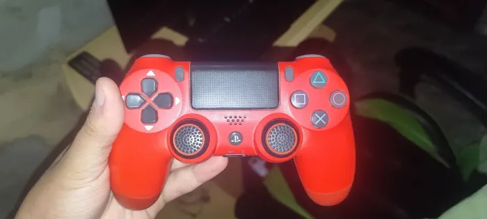 Controle ps4 vermelho e preto com defeito no botão quadrado.