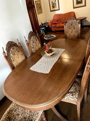 Mesa oval de madeira e cadeiras estofadas  