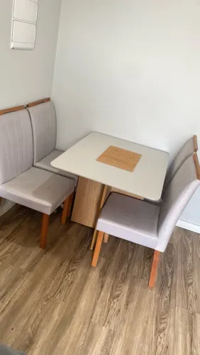 Mesa com 4 cadeiras