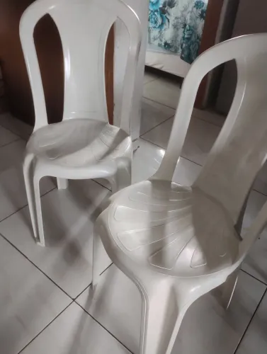 Cadeiras plástica novas