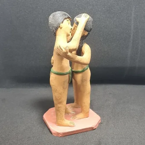 Estatueta de cerâmica artesanal, retrata um casal indígena abraçado e se beijando 18 cm as