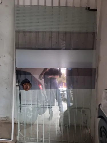 Porta de vidro com bandeira e grade