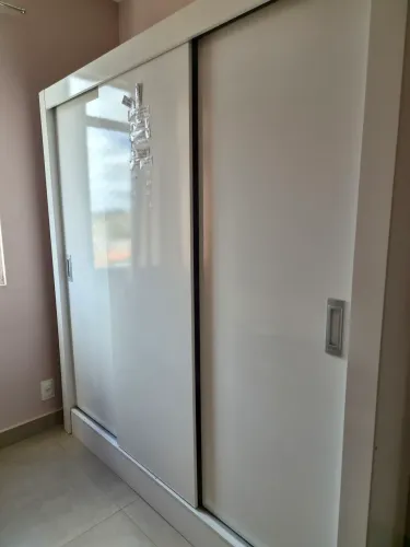 Guarda-roupa branco