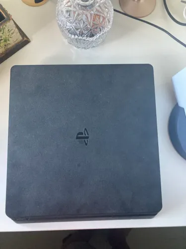 PlayStation 4 500 com 2 controles e 4 jogos